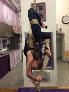 Aerial Silks Beweglichkeit Kontakt