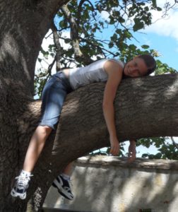 Cornelia Brückner am Baum