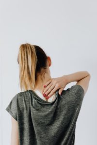 Frau-mit-Nackenschmerzen Frau-mit-Nackenschmerzen