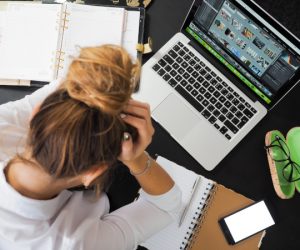 Frau-sitzt-vor-macbook-600 Frau-sitzt-vor-macbook-600