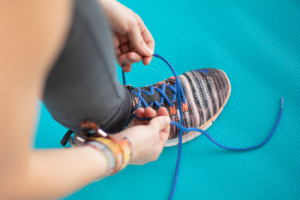 Sportschuhe binden