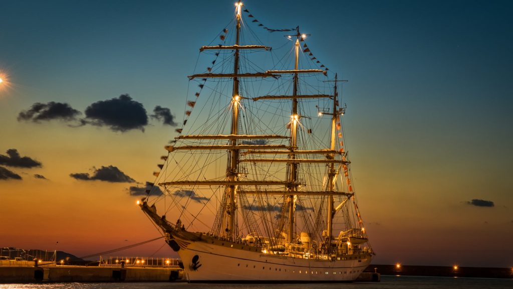 weisses-schiff-wahrend-der-goldenen-stunde